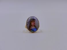 A PAINTED PORTRAIT MINIATURE RING OF A SCOTTISH LADY IN NATIONAL DRESS, HALLMARKED 9ct. GOLD CHESTER