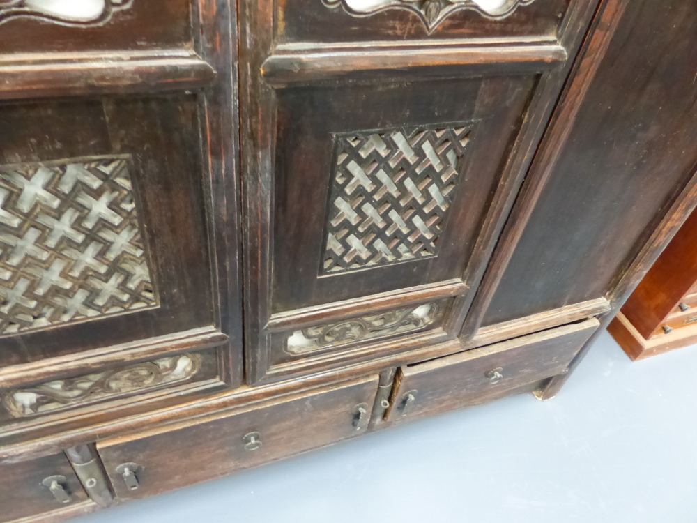 AN IMPRESSIVE CHINESE CARVED CABINET WITH TWO PIERCED PANEL DOORS ABOVE THREE BASE DRAWERS. H.166 - Image 11 of 29