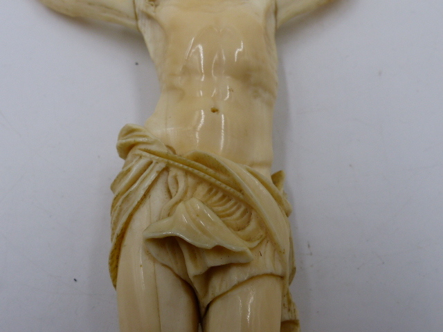 AN ANTIQUE CARVED IVORY CORPUS CHRISTI. H.22cms. - Bild 13 aus 20