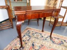 A MID GEORGIAN MAHOGANY TEA TABLE WITH PROJECTING CORNERS ON CABRIOLE LEGS EINDING IN PAD FEET. H.73