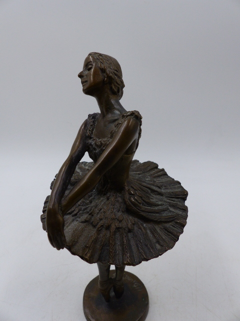 M.DAVID. (20th.C.) A BALLERINA, SIGNED BRONZE. H.20cms. - Bild 3 aus 9