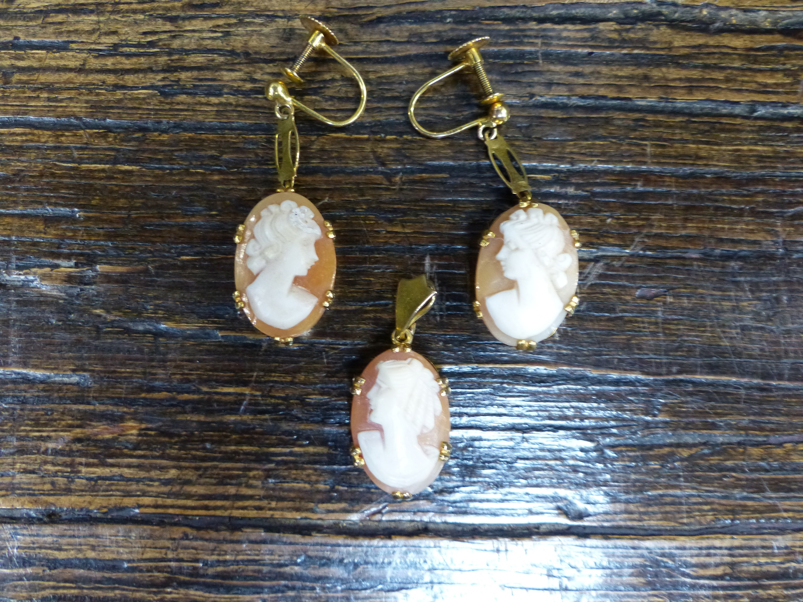 A PAIR OF 9ct GOLD SCREW BACK DROP CAMEO PORTRAIT EARRINGS, HALLMARKED CHESTER 1954, MAKERS MARK WJP - Image 6 of 14