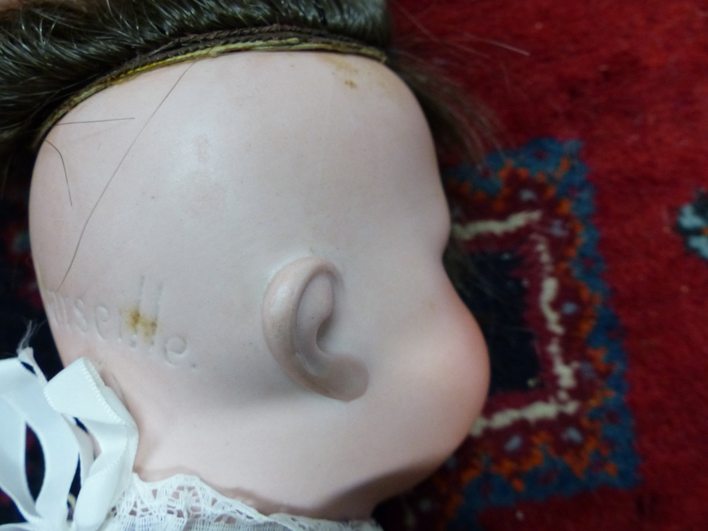 AN ANTIQUE MAX HANDWERKE BISQUE HEAD DOLL NO 283/29 WITH SLEEPING EYES AND JOINTED COMPOSITION BODAY - Image 37 of 96
