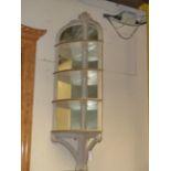 A PAIR OF PAINTED FRENCH VICTORIAN STYLE MIRRORED FOUR TIER CORNER SHELVES WITH ARCHED TOP AND