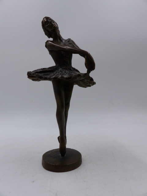 M.DAVID. (20th.C.) A BALLERINA, SIGNED BRONZE. H.20cms. - Bild 8 aus 9