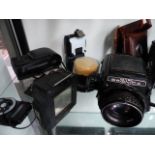 A GROUP OF VINTAGE CAMERAS AND LENSES TO INCLUDE ZANZA BRONICA, ROLLEIFLEX SCHNIEDER KREUZNACK LENS,