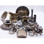 A SELECTION OF SILVER, COINS AND WHITE METAL WARES TO INCLUDE A WALKER AND HALL SILVER HALLMARKED