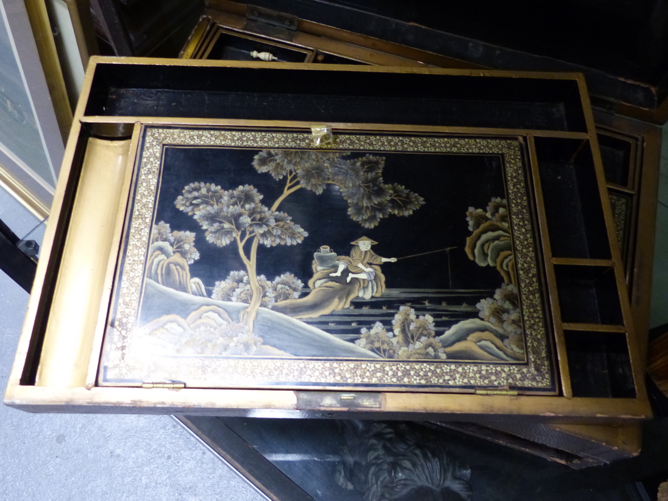 A CHINESE EXPORT LACQUER WORK/WRITING BOX WITH FITTED INTERIOR AND BASE DRAWER ENCLOSING WRITING - Image 5 of 21