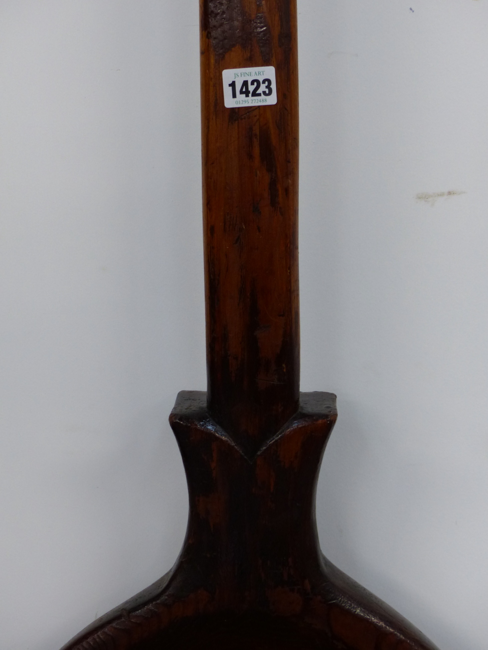 AN UNUSUAL CARVED PINE FOLK ART LARGE WOODEN SPOON, POSSIBLY A CUTLER'S SIGN. L.156cms (APPROX) - Bild 4 aus 12