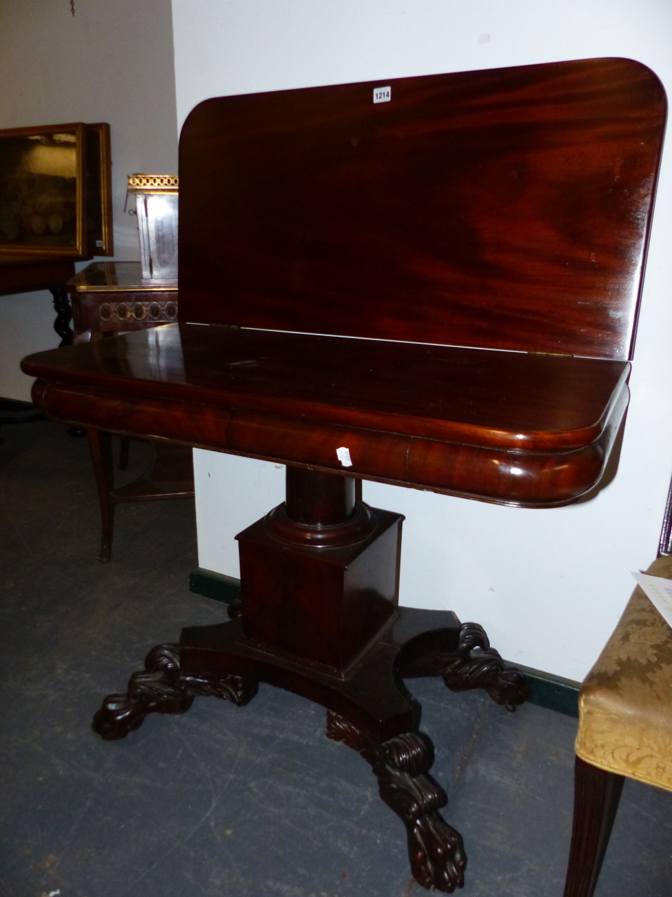 AN AMERICAN LATE FEDERAL CARVED MAHOGANY TEA TABLE WITH TAPERED COLUMN AND PLINTH PEDESTAL ON CARVED