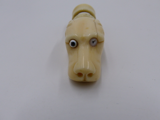 AN ANTIQUE CARVED IVORY WHISTLE IN THE FORM OF A DOG'S HEAD. W.6.5cms. - Bild 5 aus 10