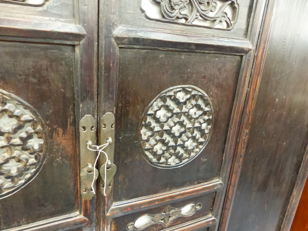 AN IMPRESSIVE CHINESE CARVED CABINET WITH TWO PIERCED PANEL DOORS ABOVE THREE BASE DRAWERS. H.166 - Image 13 of 29