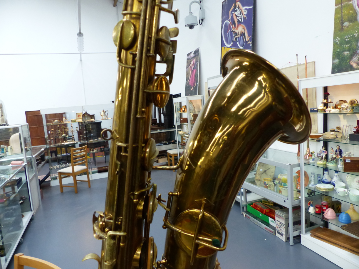 A GOOD BARITONE BRASS SAXOPHONE, PAN AMERICAN ELKHART IND.USA TOGETHER WITH A BEN DAVIS STREAMLINE - Image 8 of 17