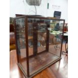 AN EDWARDIAN SHOP COUNTER TOP DISPLAY CABINET.