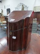 AN INLAID MAHOGANY GEORGIAN SLOPE TOP CUTLERY BOX WITH FITTED INTERIOR.