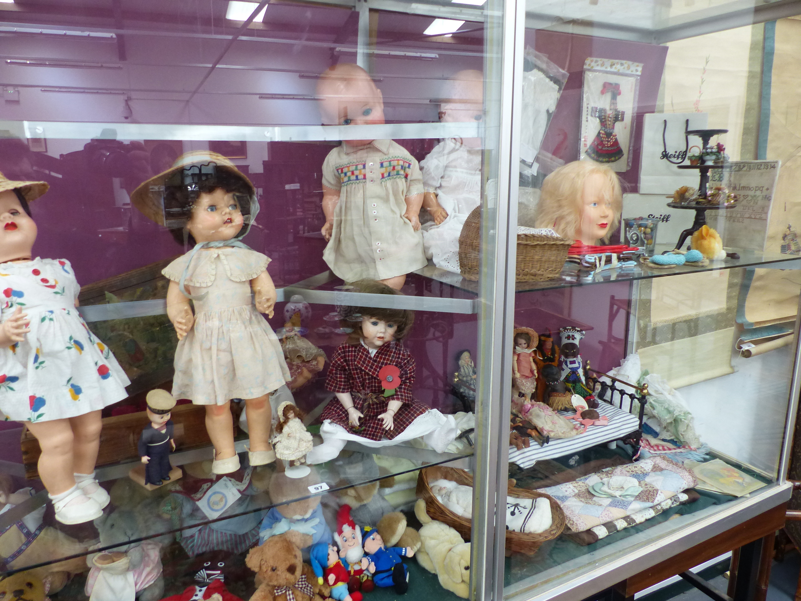 A COLLECTION OF VARIOUS DOLLS, TEDDY BEAR'S CLOTHING, A DOLL'S BED AND OTHER TOYS. (QTY)