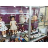 A COLLECTION OF VARIOUS DOLLS, TEDDY BEAR'S CLOTHING, A DOLL'S BED AND OTHER TOYS. (QTY)