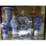 A COLLECTIVE LOT OF CHINESE BLUE AND WHITE EXPORT WARES TO INCLUDE VASES, BOWLS,ETC.