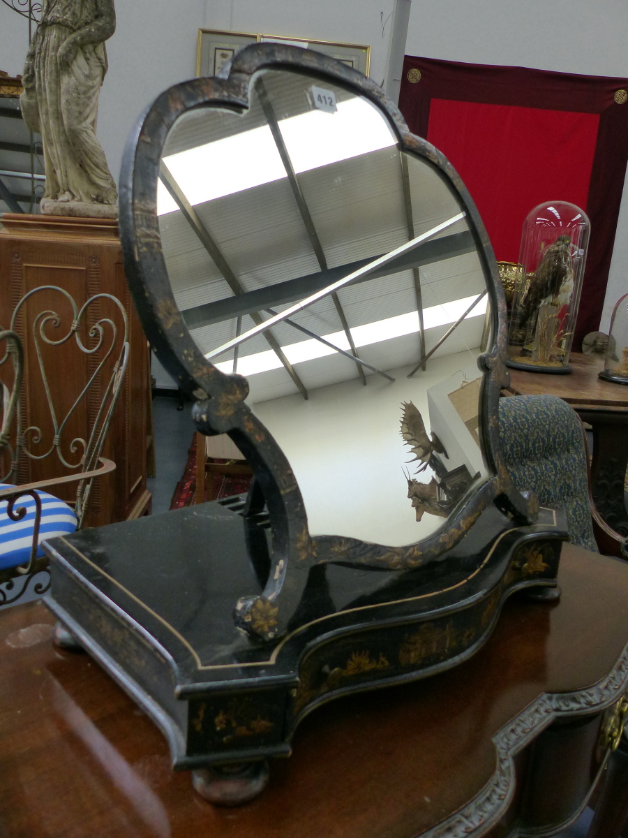 A GEORGIAN CHINOISERIE LACQUER DRESSING TABLE MIRROR, SHAPED EASEL MIRROR PLATE ABOVE SERPENTINE