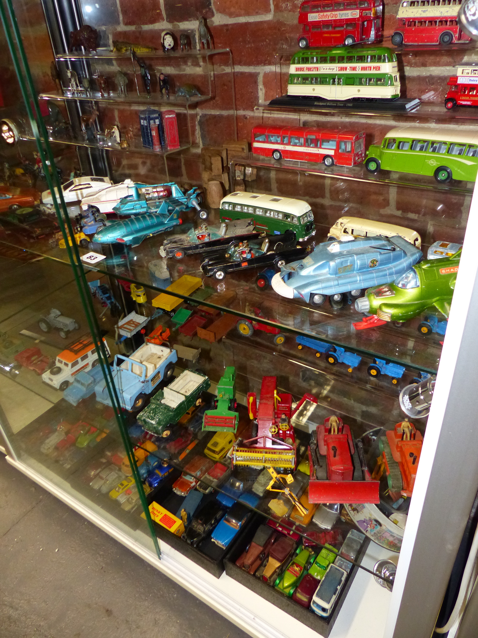 A LARGE QUANTITY OF VINTAGE DIE CAST TOYS AND VEHICLES TO INCLUDE DINKY, BRITAINS, CORGI AND OTHERS.