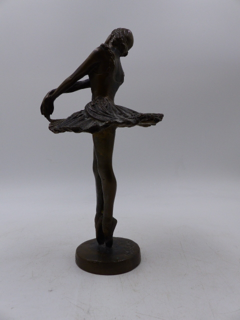 M.DAVID. (20th.C.) A BALLERINA, SIGNED BRONZE. H.20cms. - Bild 5 aus 9