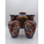 A PAIR OF JAPANESE IMARI BALUSTER VASES (H.22cms) AND A SIMILAR COVERED JAR. (3)