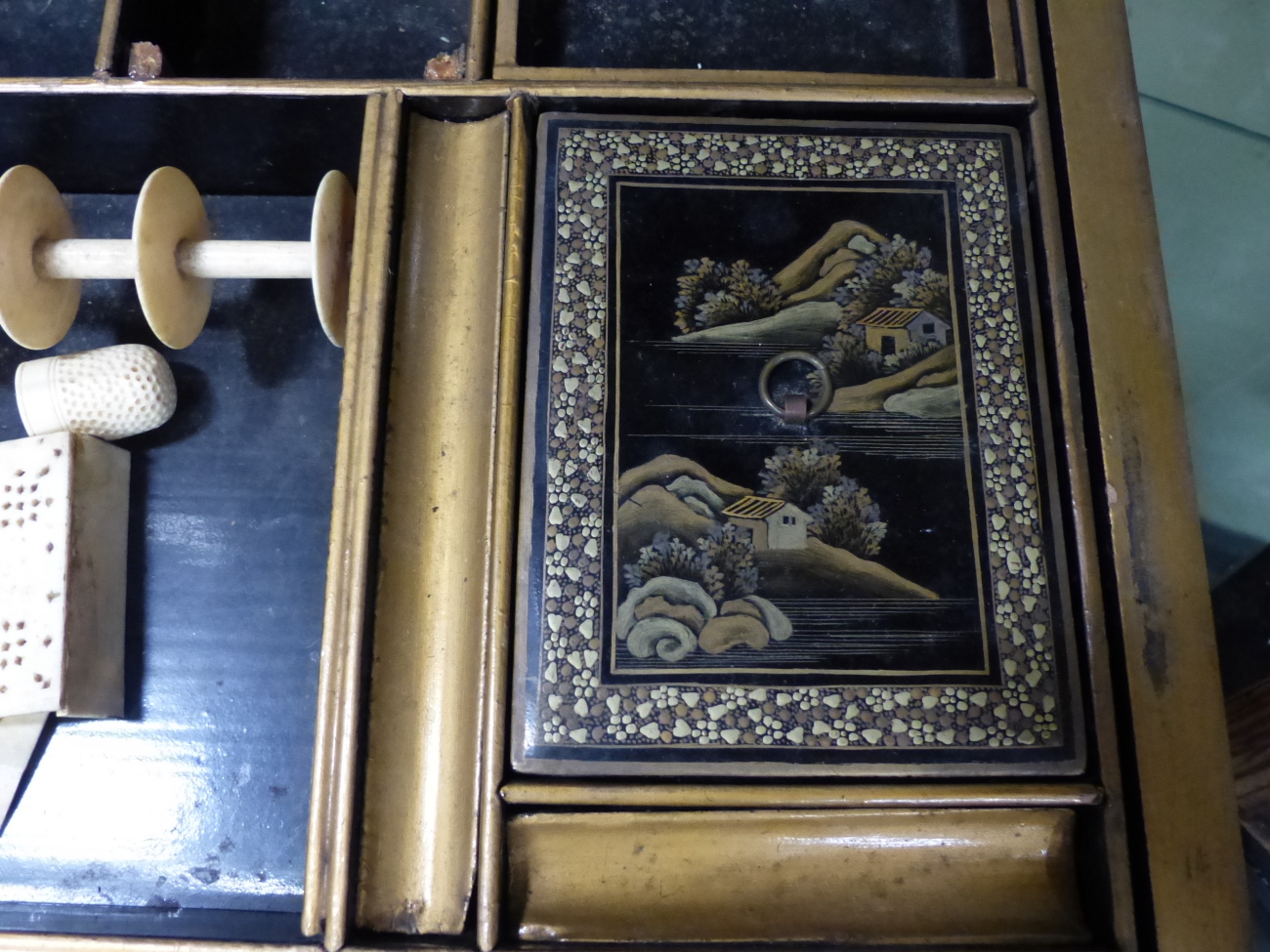 A CHINESE EXPORT LACQUER WORK/WRITING BOX WITH FITTED INTERIOR AND BASE DRAWER ENCLOSING WRITING - Image 11 of 21