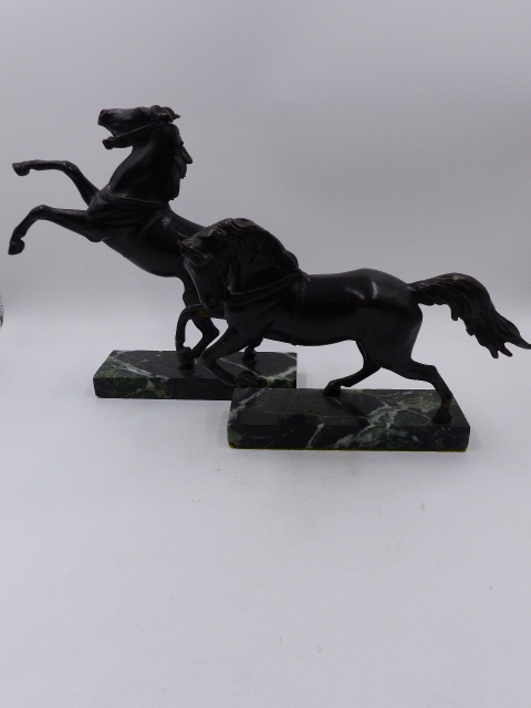 TWO ITALIAN GRAND TOUR BRONZE FIGURES OF PRANCING HORSES ON LATER MARBLE BASES. OVERALL H.24cms - Bild 2 aus 31