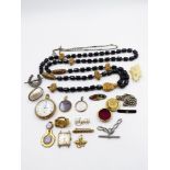 AN ASSORTMENT OF VINTAGE AND ANTIQUE JEWELLERY TO INCLUDE GOLD AND SILVER HALLMARKED PIECES, A