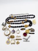 AN ASSORTMENT OF VINTAGE AND ANTIQUE JEWELLERY TO INCLUDE GOLD AND SILVER HALLMARKED PIECES, A