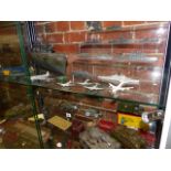 A COLLECTION OF VINTAGE DIE CAST AND TINPLATE MILITARY TOY VEHICLES,ETC TO INCLUDE A BOXED