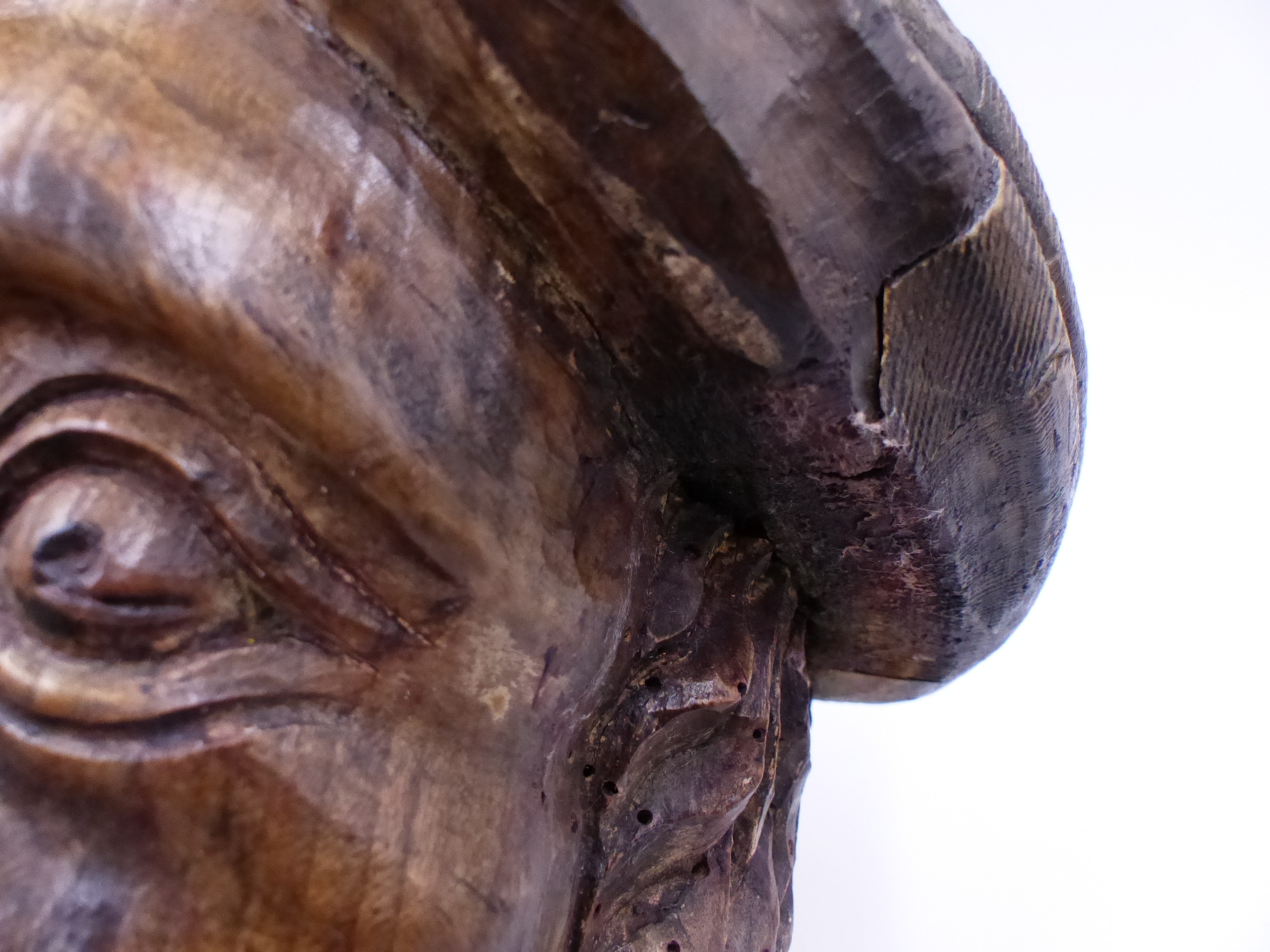 A PAIR OF EARLY CARVED OAK WALL BRACKETS, EACH DECORATED WITH THE FACE OF A MAN WITHIN SCROLLWORK - Bild 8 aus 22