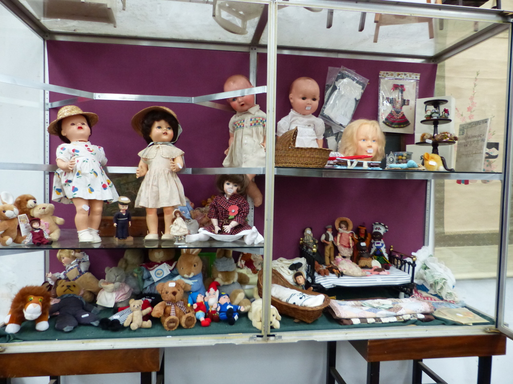 A COLLECTION OF VARIOUS DOLLS, TEDDY BEAR'S CLOTHING, A DOLL'S BED AND OTHER TOYS. (QTY) - Image 2 of 173