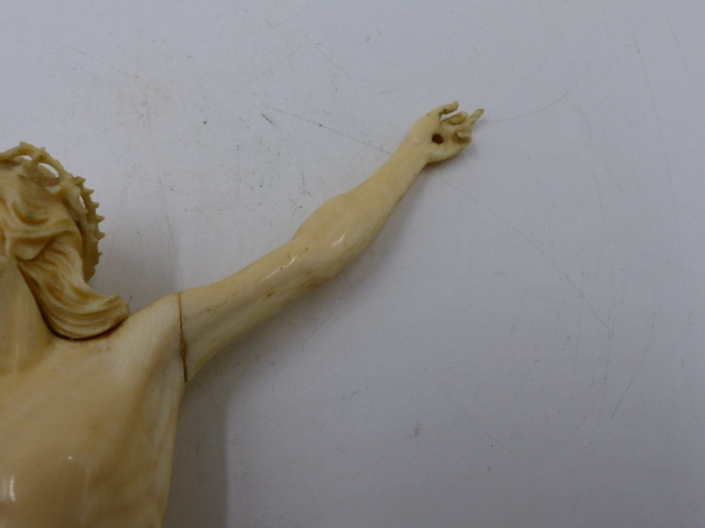 AN ANTIQUE CARVED IVORY CORPUS CHRISTI. H.22cms. - Bild 15 aus 20