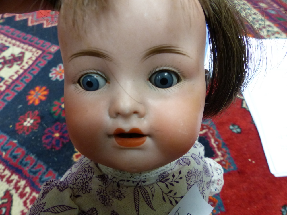 AN ANTIQUE MAX HANDWERKE BISQUE HEAD DOLL NO 283/29 WITH SLEEPING EYES AND JOINTED COMPOSITION BODAY - Image 39 of 96