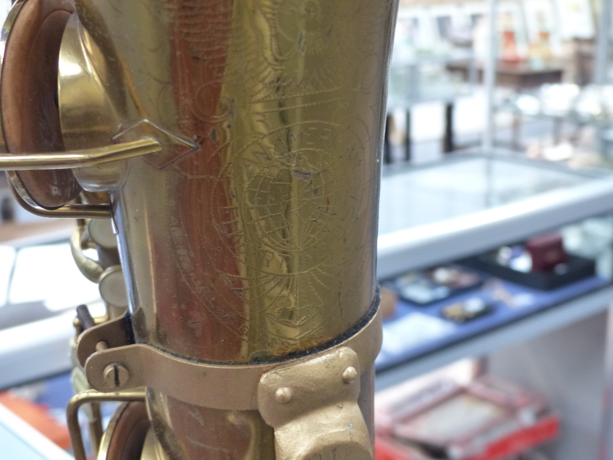 A GOOD BARITONE BRASS SAXOPHONE, PAN AMERICAN ELKHART IND.USA TOGETHER WITH A BEN DAVIS STREAMLINE - Image 16 of 17