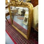 A LARGE GILT FRAMED MIRROR.