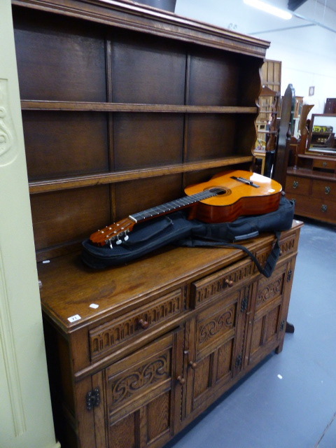 A GOOD QUALITY CARVED OAK DRESSER AND PLATE RACK.