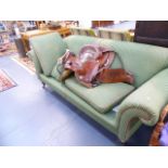 A GOOD QUALITY UPHOLSTERED LARGE SETTEE.