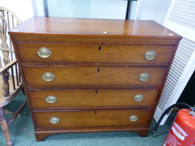 A MAHOGANY CHEST OF DRAWERS.