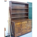 AN OAK DRESSER AND PLATE RACK.