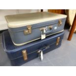 A GROUP OF VINTAGE SUITCASES.