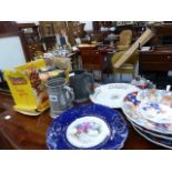 A VINTAGE TOY SEWING MACHINE, THREE IMARI PLATES,ETC.