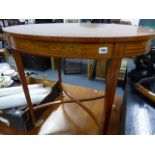 AN EDWARDIAN SHERATON STYLE OVAL CENTRE TABLE.