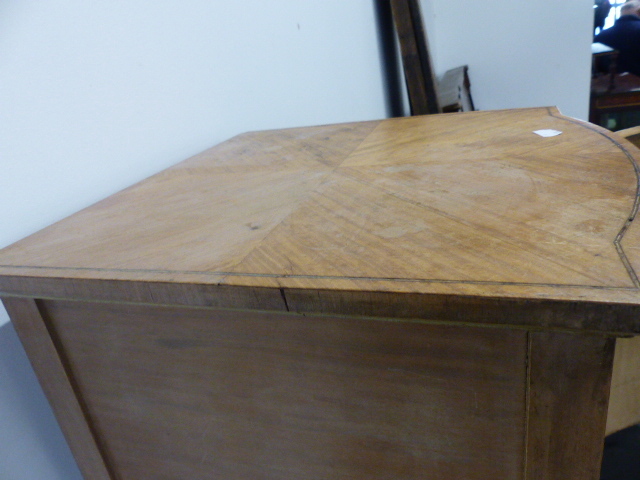 AN EDWARDIAN INLAID BEDSIDE CABINET. - Image 11 of 12