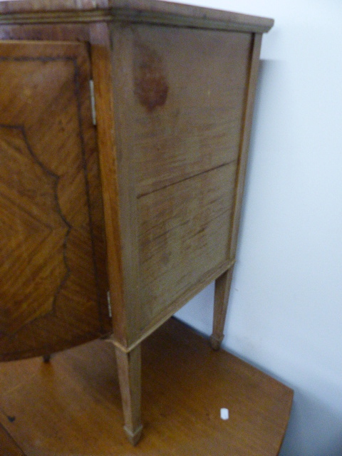 AN EDWARDIAN INLAID BEDSIDE CABINET. - Image 4 of 12