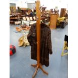 AN ART DECO OAK COATSTAND.