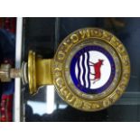 A FEDERATED MOTOR CLUBS OXFORDSHIRE AUTOMOBILE CLUB BRONZE AND ENAMEL CAR BADGE.