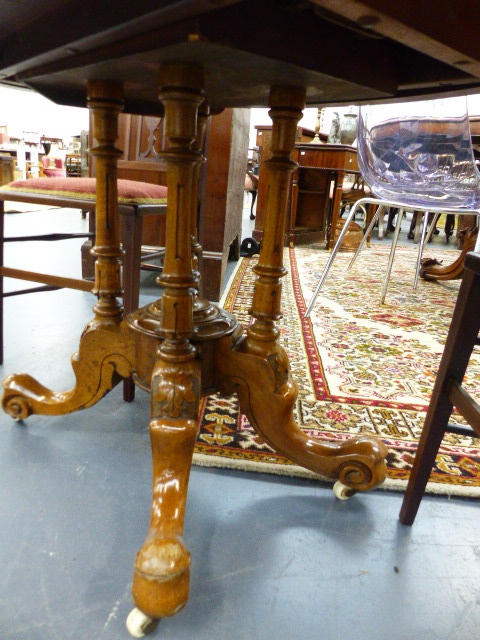 A VICTORIAN BURR WALNUT BREAKFAST TABLE. - Image 10 of 12