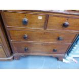 A SMALL GEORGIAN MAHOGANY CHEST OF DRAWERS.